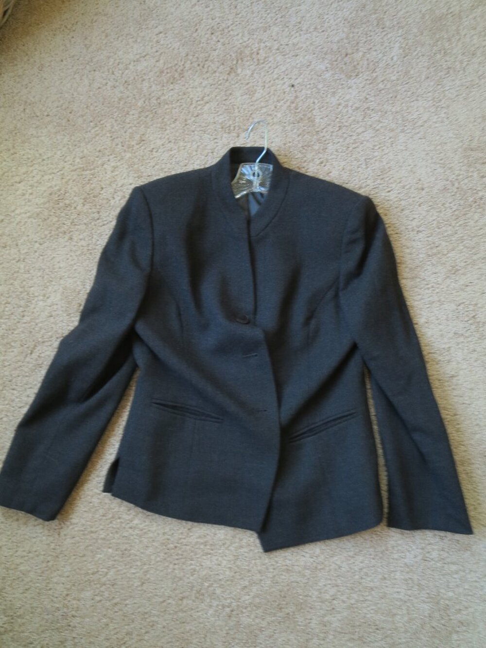 Kasper Women's Gray Blazer 100% Wool Size 8P.  Mandarin Neck 3 Buttons